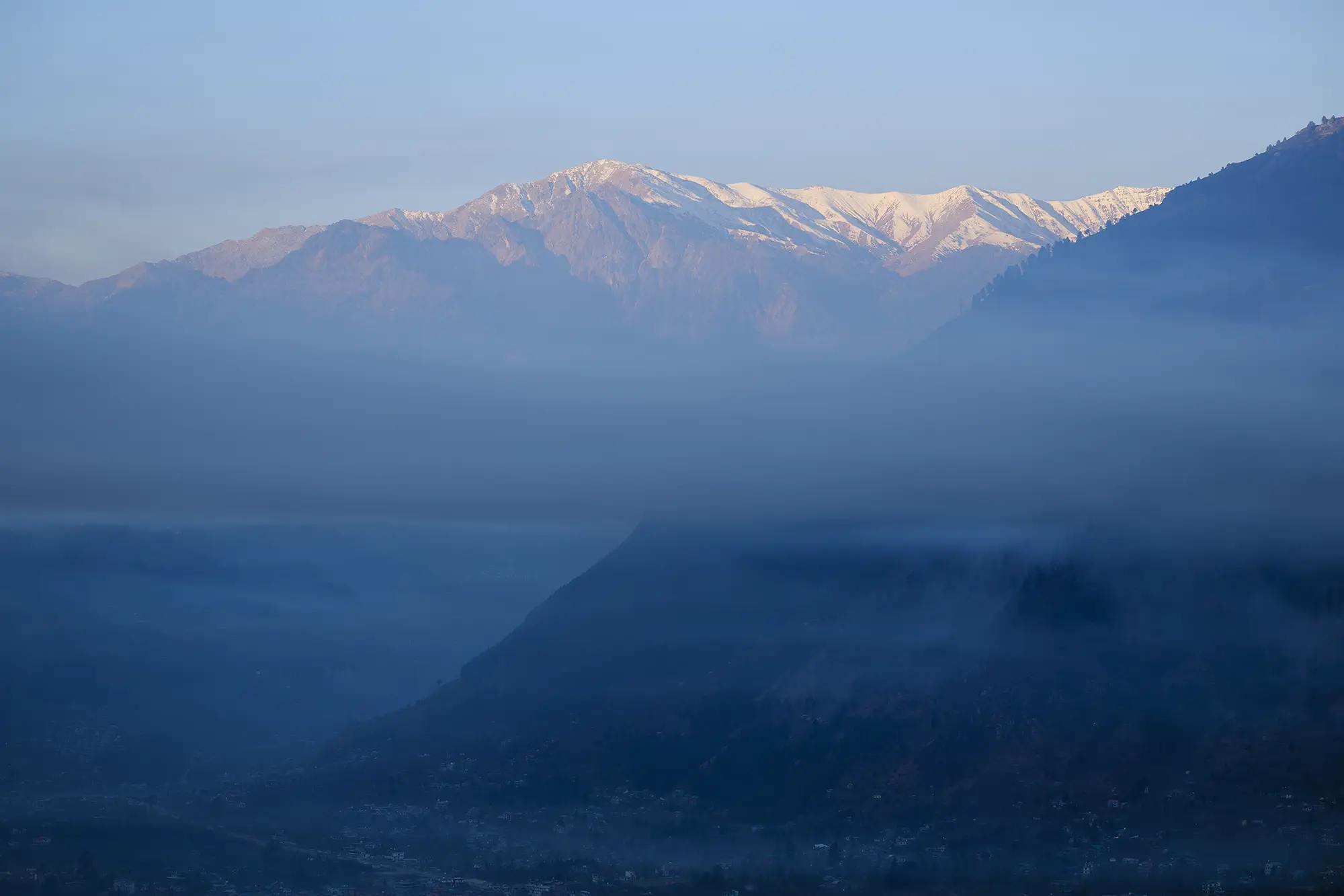 kullu valley at the foot of himalayan mountain range 1 1